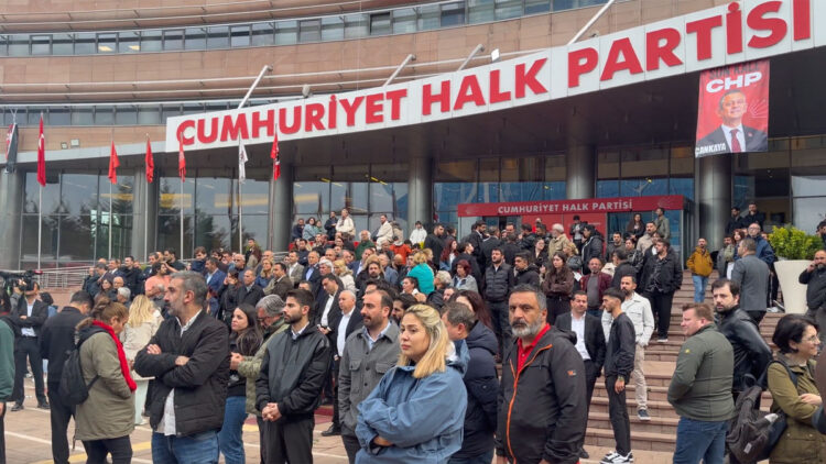 Polis CHP binasına girdi; Kapılar kırıldı, biber gazı sıkıldı
