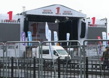 İstanbul'da 1 Mayıs önlemleri kapsamında Kadıköy Meydanı araç trafiğine kapatıldı