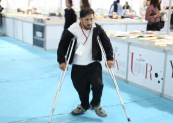 Engelleri kalemiyle yıktı; okula gitmeden 3 roman yazdı