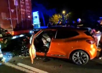Kırmızı ışıkta TIR'a çarpan otomobilin sürücüsü ile eşi yaralandı