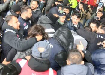 Mecidiyeköy'de izinsiz gösteriye polis müdahale etti; gözaltılar var