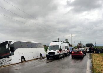 1 Mayıs kutlamalarına giden işçileri taşıyan otobüs yoldan çıktı; 1 yaralı
