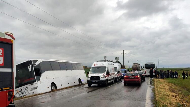 1 Mayıs kutlamalarına giden işçileri taşıyan otobüs yoldan çıktı; 1 yaralı