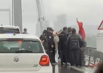 15 Temmuz Şehitler Köprüsü'nde trafiği kapatıp izinsiz gösteriye yapmak isteyenlere müdahale