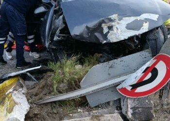 Karabük'te otomobil refüje çarptı: 1 ölü, 3 yaralı
