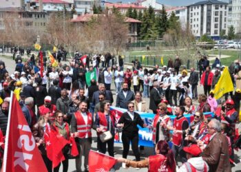 Kars’ta davullu-zurnalı 1 Mayıs kutlaması
