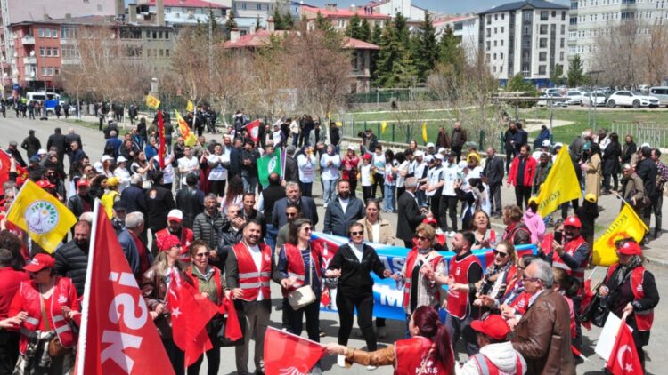 Kars’ta davullu-zurnalı 1 Mayıs kutlaması
