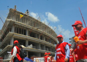 Hatay'da 1 Mayıs yürüyüşle kutlandı; bazı inşaat işçileri çalıştı