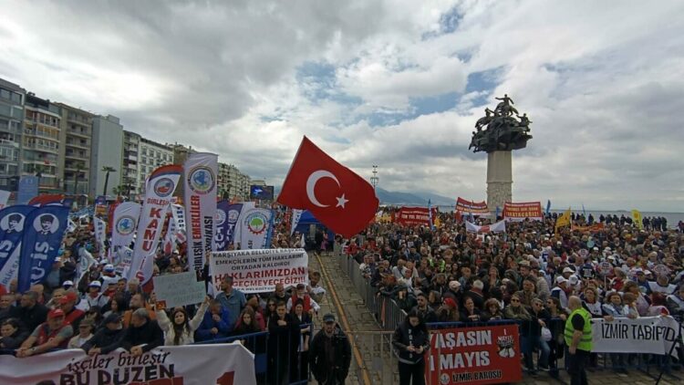 İzmir'de 1 Mayıs Emek ve Dayanışma Günü kutlandı
