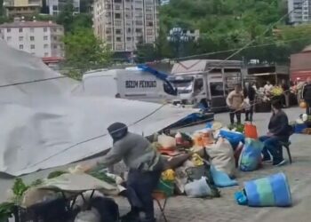 Artvin’de fırtına nedeniyle pazardaki tezgahlar devrildi, ürünler etrafa savruldu