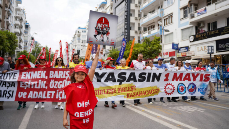 Antalya'da coşkulu 1 Mayıs kutlaması