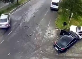 Tamir ettiği kamyonetine otomobil çarptı; araç ile direk arasına sıkışıp ağır yaralandı