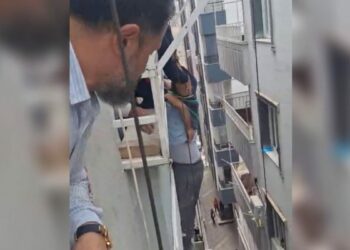 İnşaatta asansör kazası; işçilerden biri düştü, diğeri demirlere tutundu