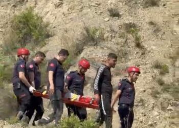 Kekik toplarken düşüp ayağı kırılan çocuk, 2 kilometre sedyeyle taşındı