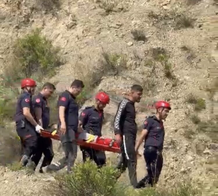 Kekik toplarken düşüp ayağı kırılan çocuk, 2 kilometre sedyeyle taşındı