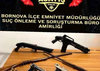 İzmir'de 2 evde yapılan aramada 7 ruhsatsız tabanca ve 4 pompalı tüfek ele geçirildi; 3 gözaltı