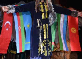 Türk dünyasının kültürel mirasını yeniden tasarlayıp, defileyle tanıttılar