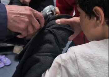 Parmağı musluk aynasına sıkışan çocuğu itfaiye kurtardı