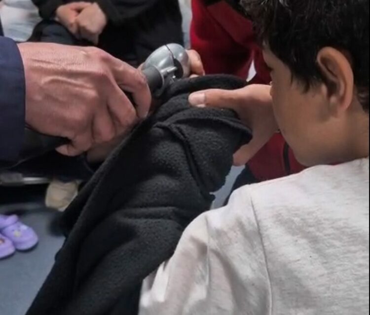Parmağı musluk aynasına sıkışan çocuğu itfaiye kurtardı