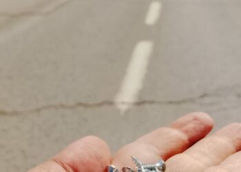 Silivri'de kamyondan yola dökülen vidalar nedeniyle uzun araç kuyrukları oluştu