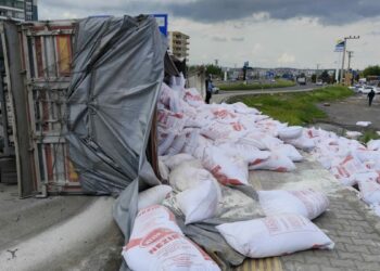 Un yüklü TIR'ın devrildiği kazada 4 kişi yaralandı
