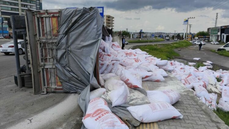Un yüklü TIR'ın devrildiği kazada 4 kişi yaralandı