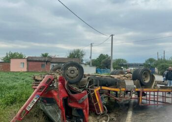 Otomobile çarpmamak için sürücüsünün manevra yaptığı kamyon devrildi; 5 yaralı