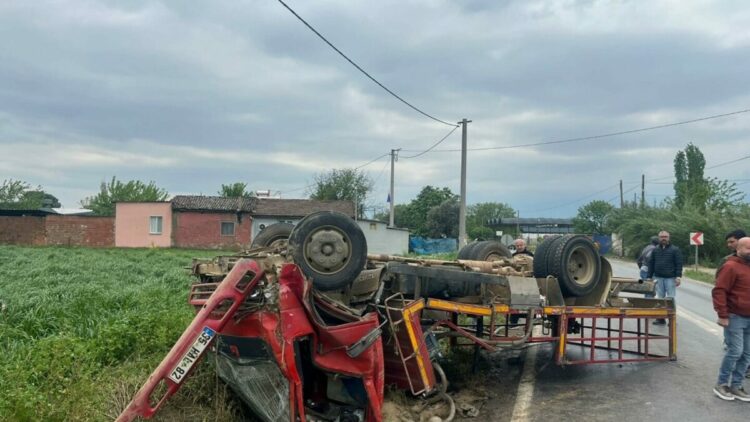 Otomobile çarpmamak için sürücüsünün manevra yaptığı kamyon devrildi; 5 yaralı