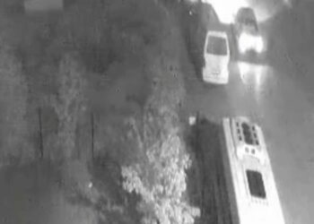 Sürücünün, otomobiliyle park halindeki minibüse çarpıp kaçtığı anlar kamerada
