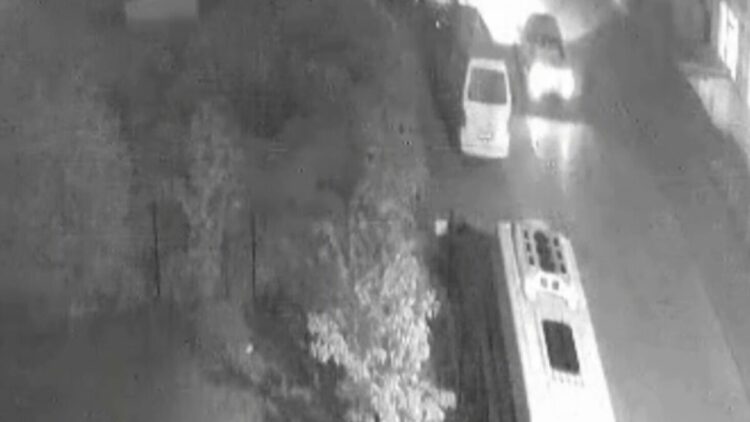 Sürücünün, otomobiliyle park halindeki minibüse çarpıp kaçtığı anlar kamerada