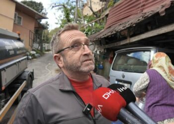 Beykoz’da 4 gündür su kesintisi yaşanan mahallede, bidonlarla kuyruğa girdiler