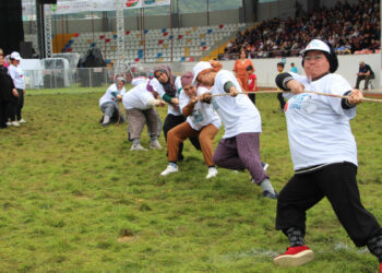 Antalya'da 'Tarım ve Seracılık Festivali'nde halat çekip, domates kasası taşıdılar