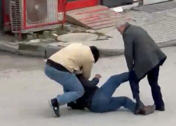 Sokak ortasında 2 kişi tarafından darbedildi