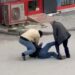 Sokak ortasında 2 kişi tarafından darbedildi