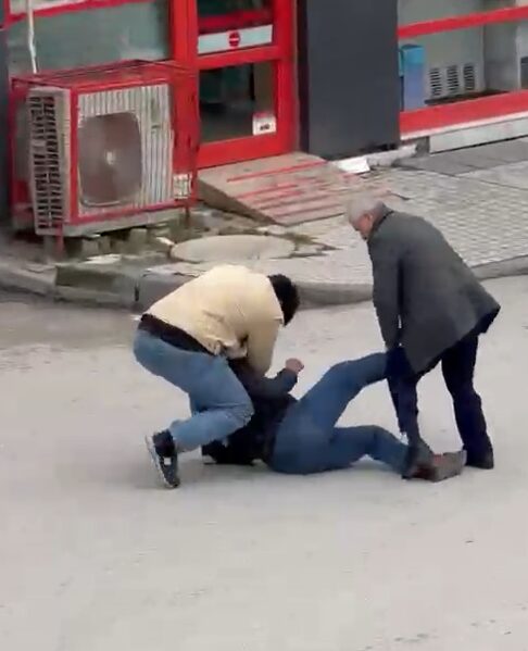 Sokak ortasında 2 kişi tarafından darbedildi