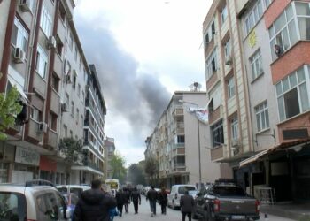 Güngören'de okul inşaatında alev alev yanan işçi konteynerleri söndürüldü