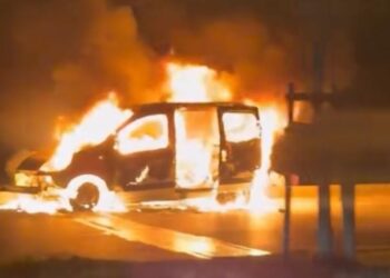 Hatay’da hafif ticari araç yanarak kullanılamaz hale geldi