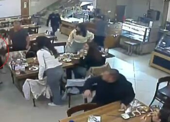 Restoranda nefes borusuna yiyecek kaçan çocuğu, Heimlich manevrasıyla kurtardı
