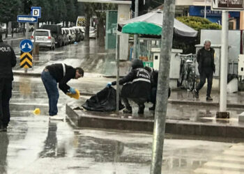 Çaldıkları para ve altınları kaza yaptıkları yerde bırakıp kaçtılar