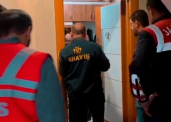 İnternette tuzağa düşürdükleri kişilere şantaj yapan şüphelilere operasyonda 11 tutuklama