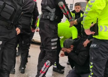 Polise direnen ehliyetsiz motosiklet sürücüsüne biber gazıyla müdahale