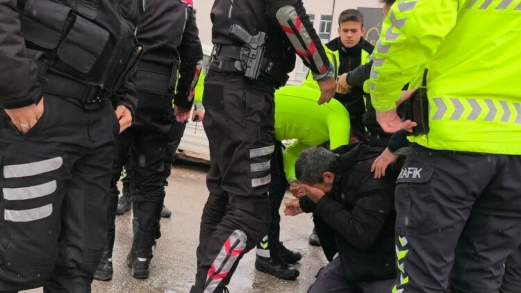 Polise direnen ehliyetsiz motosiklet sürücüsüne biber gazıyla müdahale