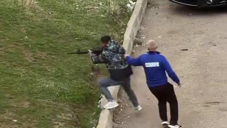 Sosyal medya hesabı açan eşine kızdı, kayınpederinin evine ateş etti