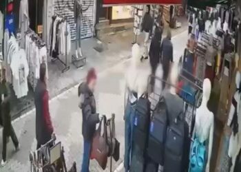 Kadıköy’de mağazanın önündeki çantanın çalındığı anlar kamerada