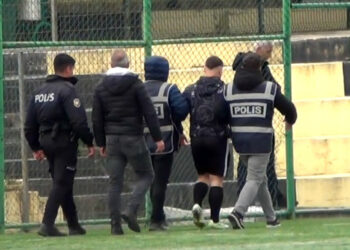 Orta hakemin yüzünden yumruklandığı maç tatil edildi; futbolcu gözaltına alındı