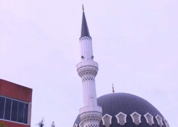 Arnavutköy'de fırtına nedeniyle caminin minaresi sallandı; 2 bina tahliye edildi
