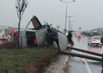 Aydınlatma direğine çarpan otomobilin sürücüsü yaralandı