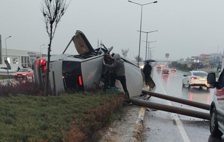 Aydınlatma direğine çarpan otomobilin sürücüsü yaralandı