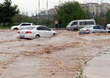 Gaziantep’te sağanak ve fırtınada çatılar uçtu, ağaçlar devrildi: 23 yaralı