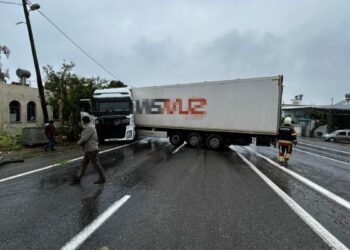 Mersin'de TIR'ın yağış nedeniyle kayarak yaptığı kaza kamerada: 1 yaralı